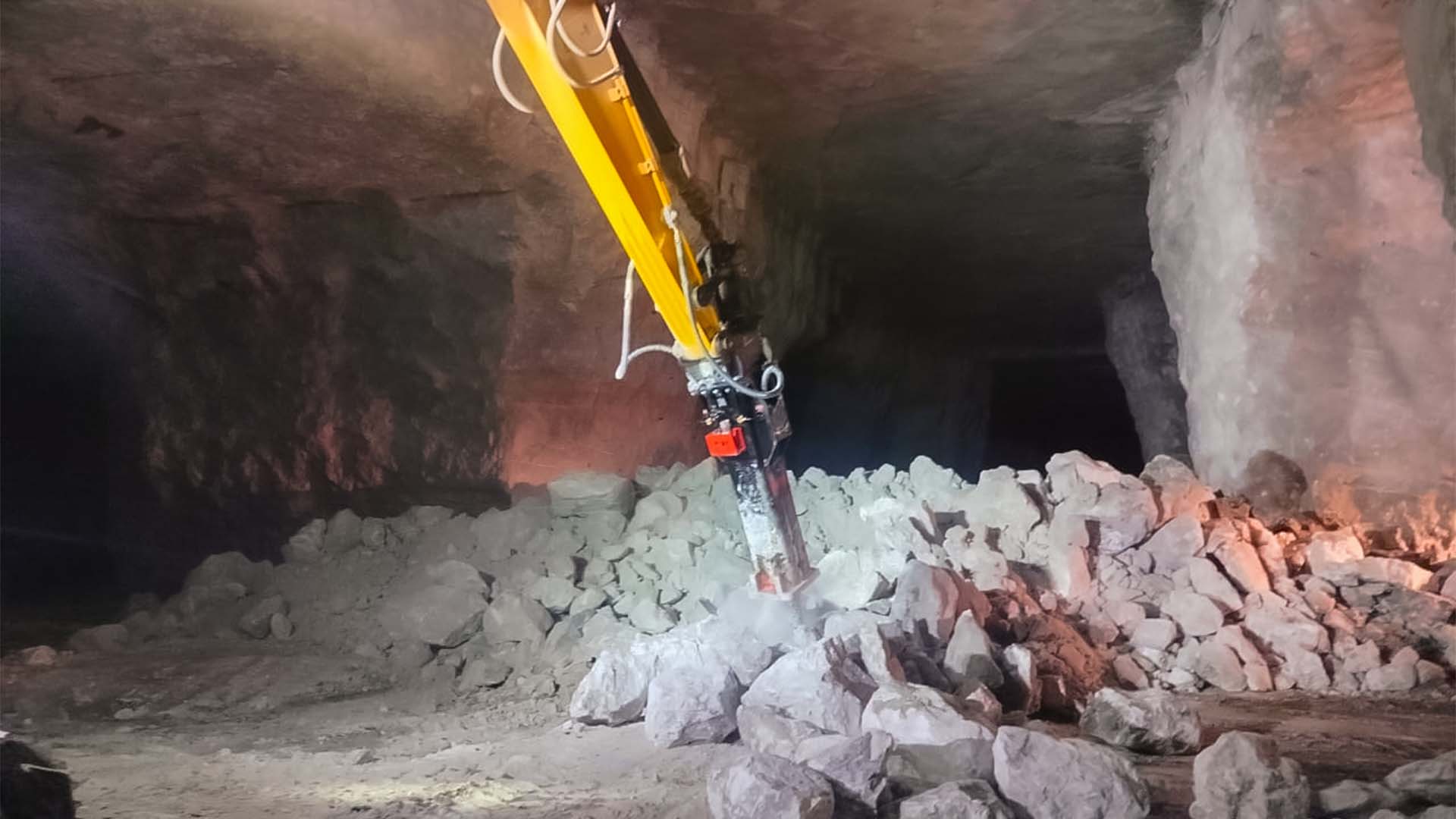Фотография добычи гипса в подземной шахте мембранным гидромолотом HammerMaster HM 180